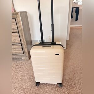 AWAY The Bigger Carry-On in salt white